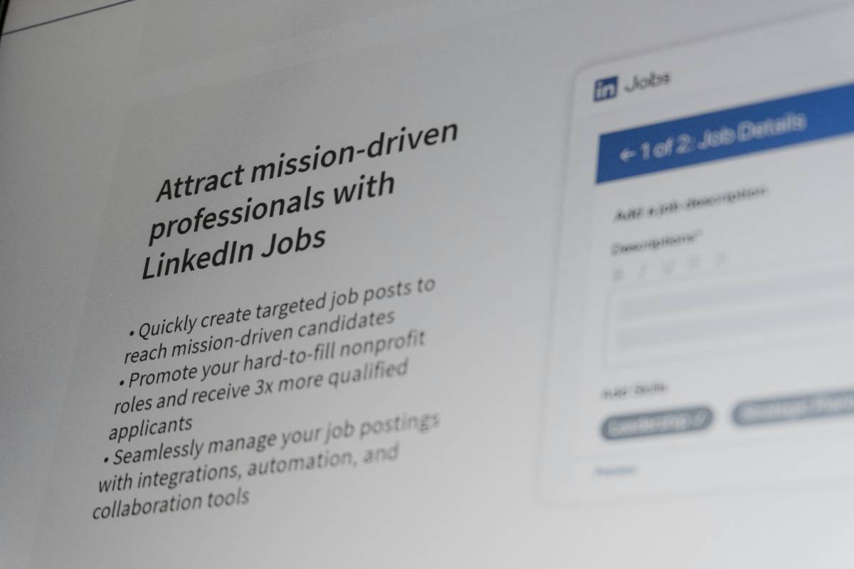 Bar chart showing 68% of job seekers abandon applications due to vague job descriptions, based on LinkedIn 2023 data