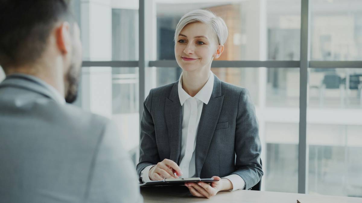 Bar chart showing effectiveness of routine interview questions: 'Tell me about yourself' (72% predictive of hire), 'Describe a conflict' (68%), 'Why us?' (65%) based on SHRM 2023 data