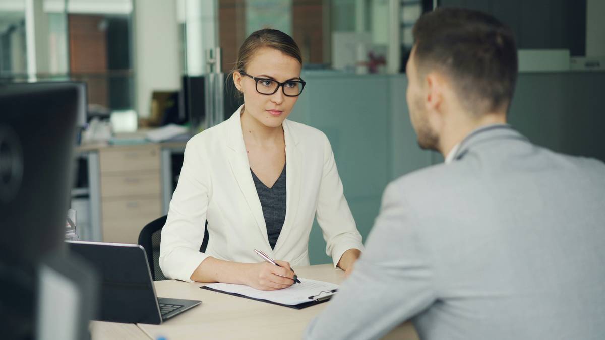 Bar chart showing 73% of hiring managers reject candidates due to poor interview skills; global market for career coaching projected to reach $15.8B by 2027